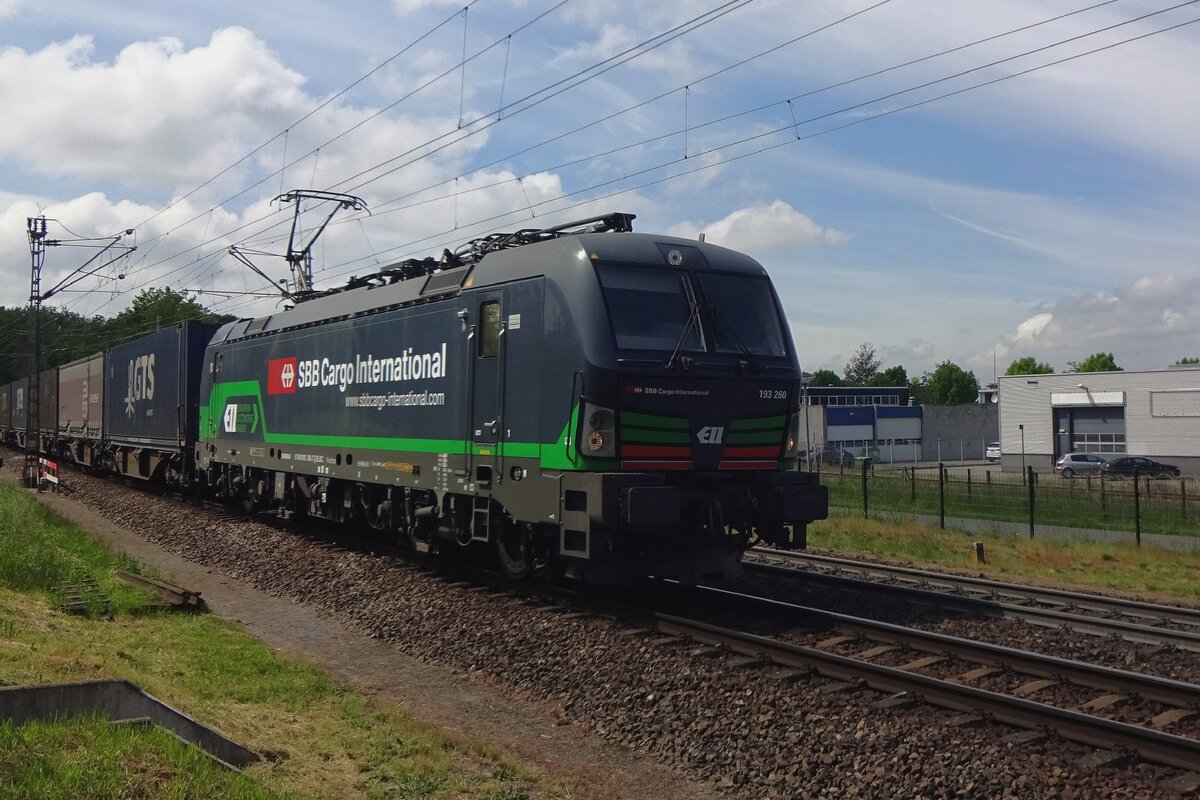 Am 28 Mai 2021 durchfahrt SBBCI 193 260 (auch Sharky genannt) Venlo-Vierpaardjes.