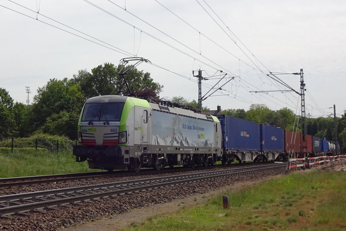 Am 28 Mai 2021 treft BLS 475 402 in Venlo ein.