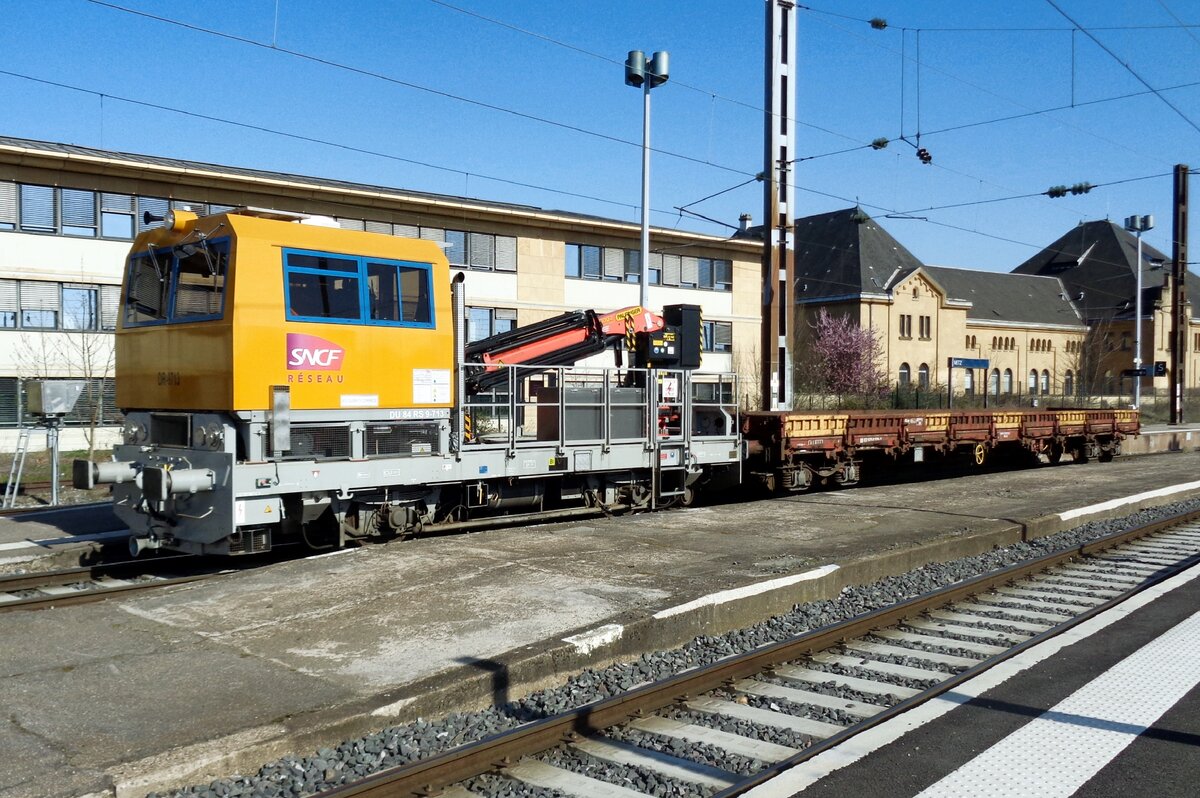 Am 28 Marz 2017 tfft SNCF Infra/Reseau DR 9713 durch Metz-Vile.