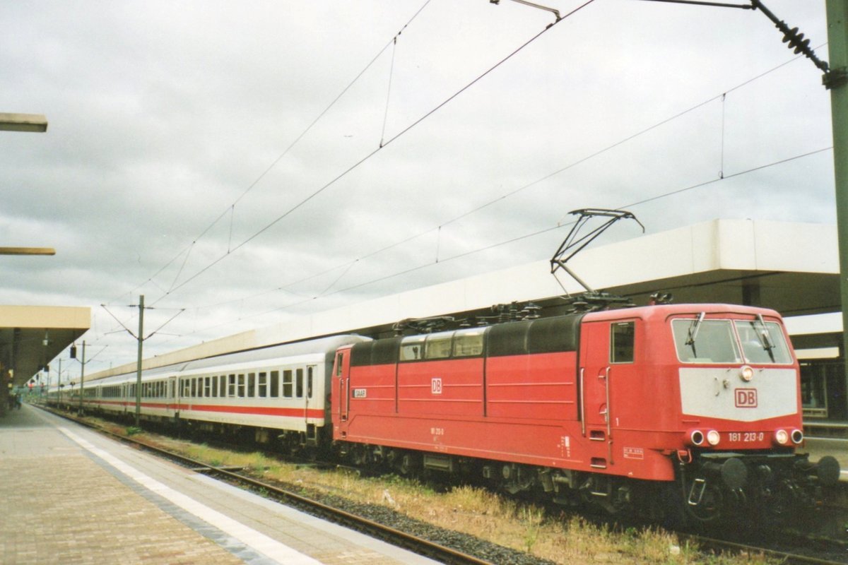 Am 28 September 2005 steht 181 213 'SAAR' in Mannheim Hbf. 