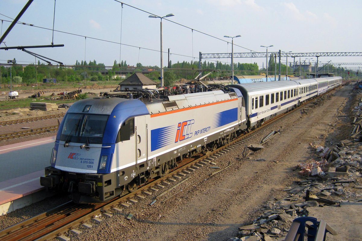 Am 29 April 2011 steht 370 005 mit der BWE in das dann noch offener Poznan Glowny. Dieser Stelle ist heute ganz überbaut worden mit ein Parkiergarage.