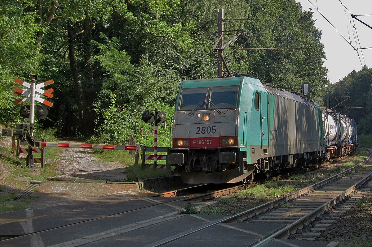 Am 29 Augustus 2015 passiert CoBRa 2805 der Bahnübergang bei Venlo Bovenste Molen.