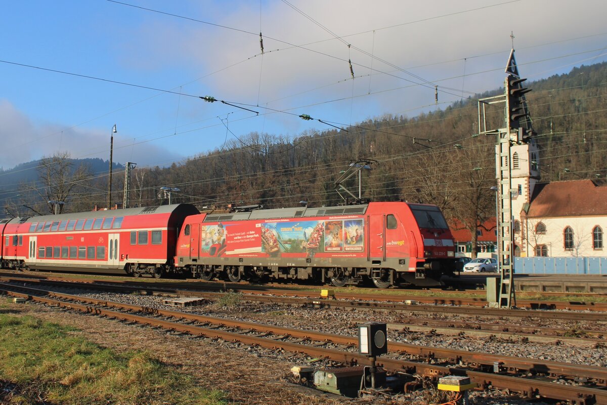 Am 29 Dezember 2024 treft 146 229 in Hausach ein mit der RE nach Konstanz.