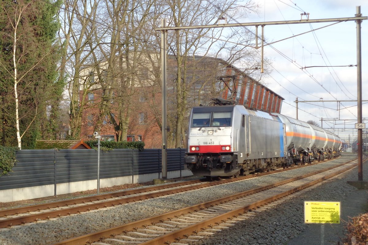 Am 29 Jänner 2019 durchfahrt Railpool 186 453 Wijchen. 