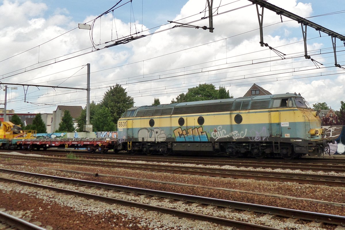 Am 29 Juni 2016 durchfahrt NMBS 5531 mit ein Gleisbauzug Antwerpen-berchem.