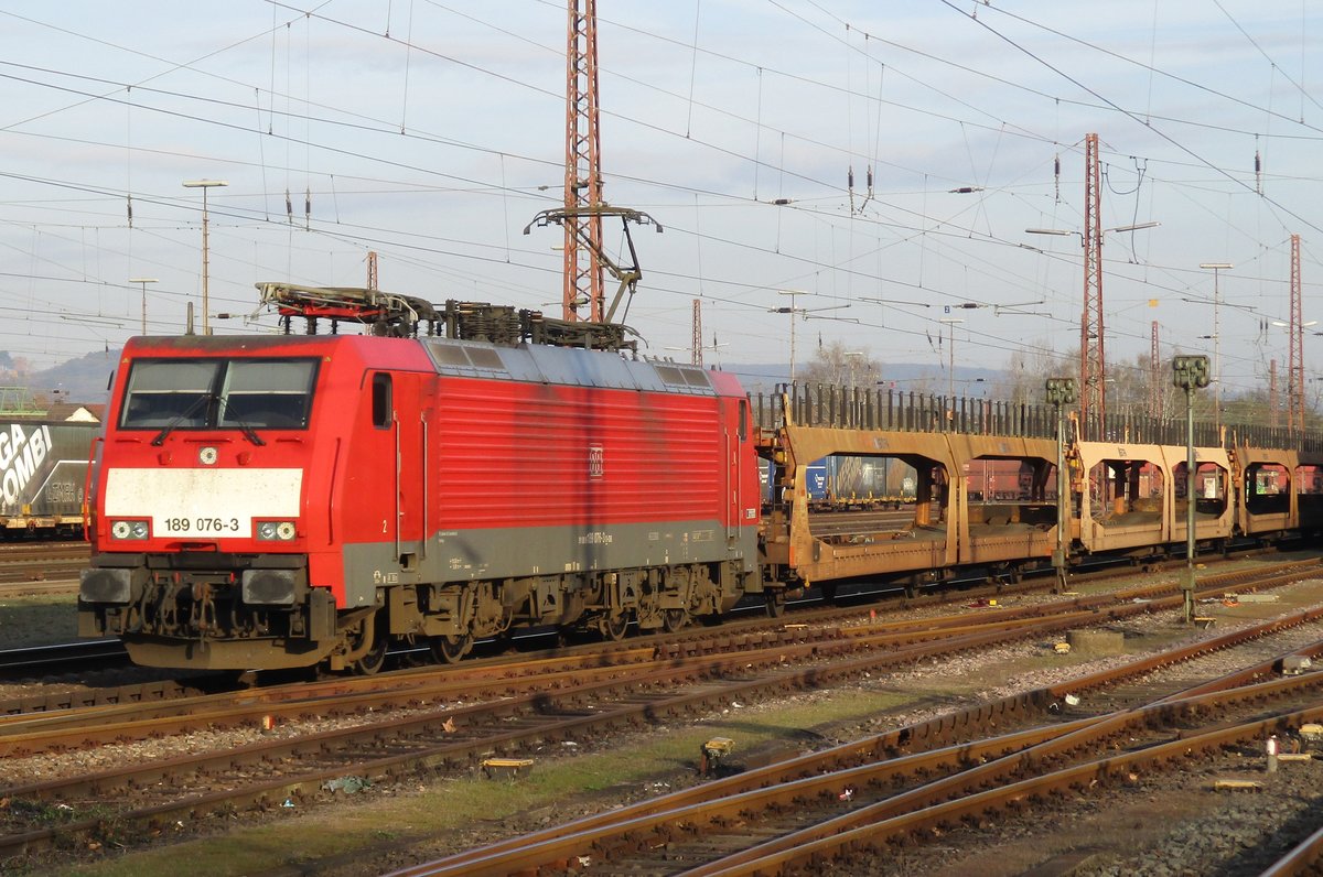 Am 29 März 2017 dönnert der leeren Fordzug mit 189 076 an der Spitze durch Dillingen.