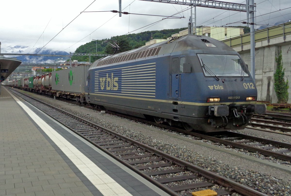 Am 29 Mai 2019 meldet sich in Spiez BLS 465 012 mit Guterzug.