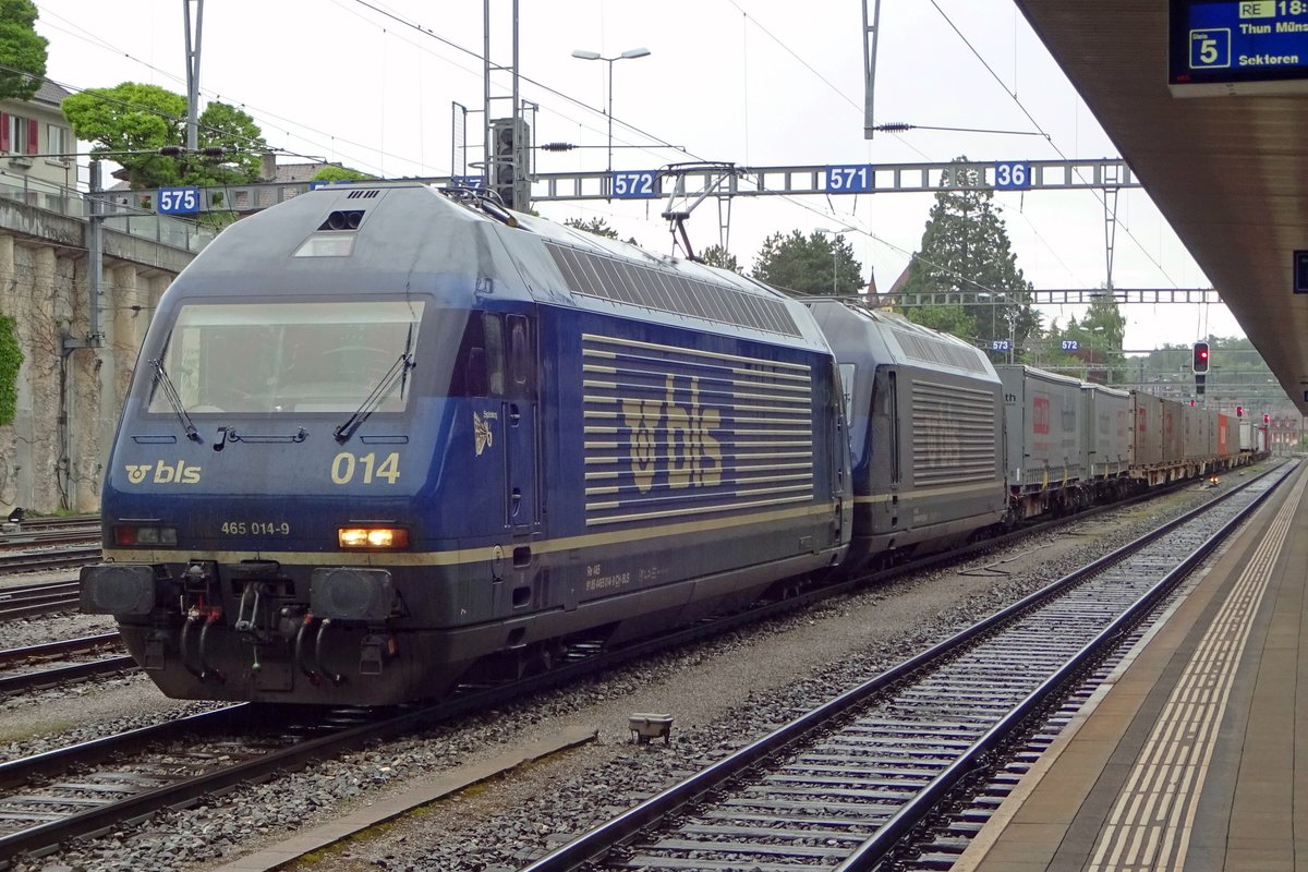 Am 29 Mai 2019 treft 465 014 mit ein KLV in Spiez ein. 