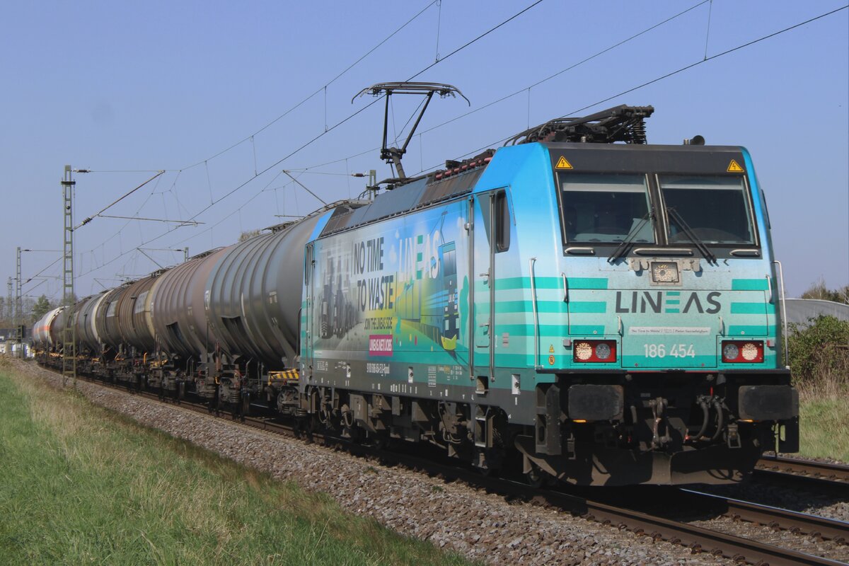 Am 3 April 2025 zieht Lineas 186 454 ein �lzug durch Karst an der Fotograf vorbei. Dieser vom offentlicher F�sspfad zugangiger Stelle liegt an der Strecke (Krefeld-) Meerbusch-Osterrath<=>Neuss Hbf.