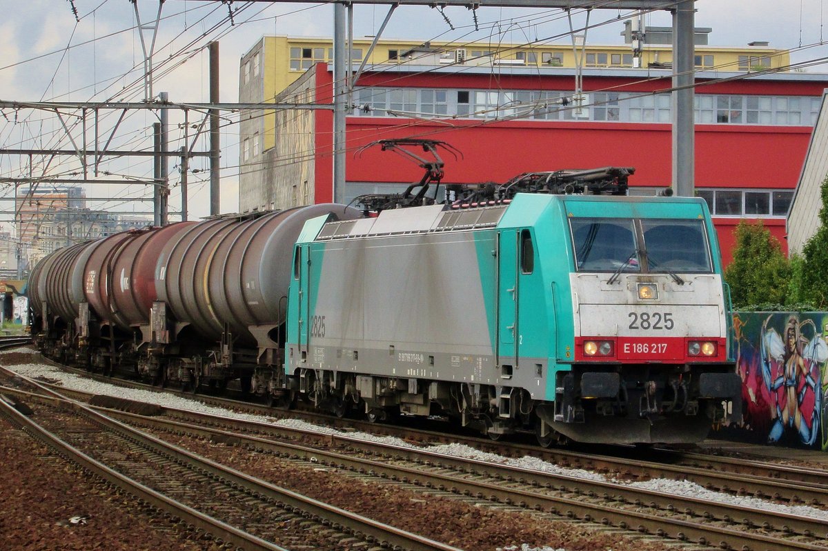 Am 3 November 2016 durchfahrt 2825 mit ein Ölzug Antwerpen-Berchem.