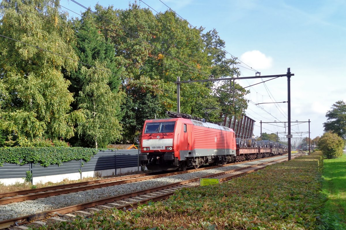 Am 3 Oktober 2018 schleppt 189 086 ein Stahlrollenzug durch Wijchen. 