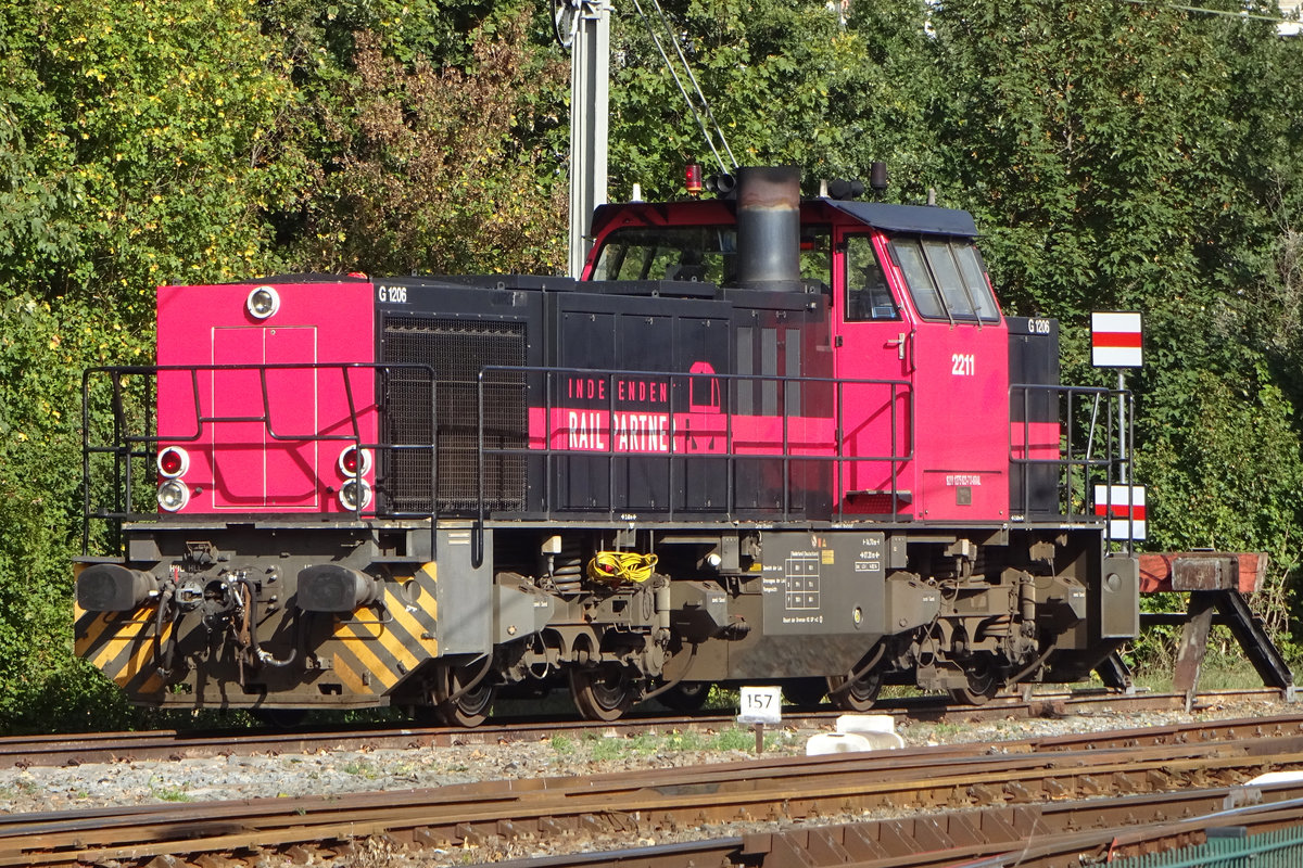 Am 3 Oktober 2019 steht IRP 2211 abgestellt in Nijmegen, nach den verkauf von 48 DM'90 Triebzge an FeroTrans fehlschlug. IRP 2211 hat die betroffene Triebzge innerhalb Nijmegen rangiert.