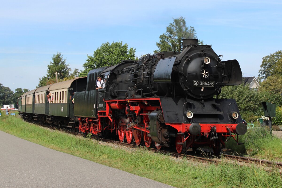 Am 3 September 2023 treft ein VSM Dampfpendel mit 50 3654 in Beekbergen ein.