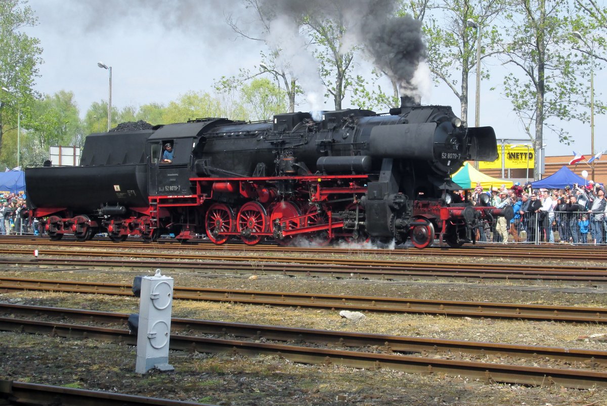 Am 30 April 2016 passiert 52 8079 die Anschauer beim Lokparade in Wolsztyn. 