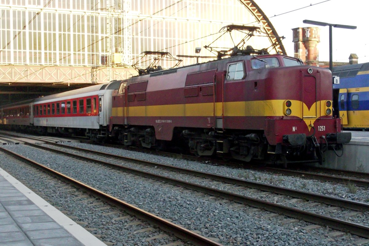 Am 30 Mrz 2013 meldet sich EETC 1251 mit ein nachtzug in Amsterdam Centraal. NOch schrnkt sich der Einsatz von EETC 1250ern bis Rangiermanver zwischen Amsterdam Centraal und Watergraafsmeer, aber im Kurze wirden die 1250er nicht nr rangieren, sonst auch die Nachzge bis die Landesgrenze ziehen. Leider endete das EETC Chapiter Anfang April 2015.