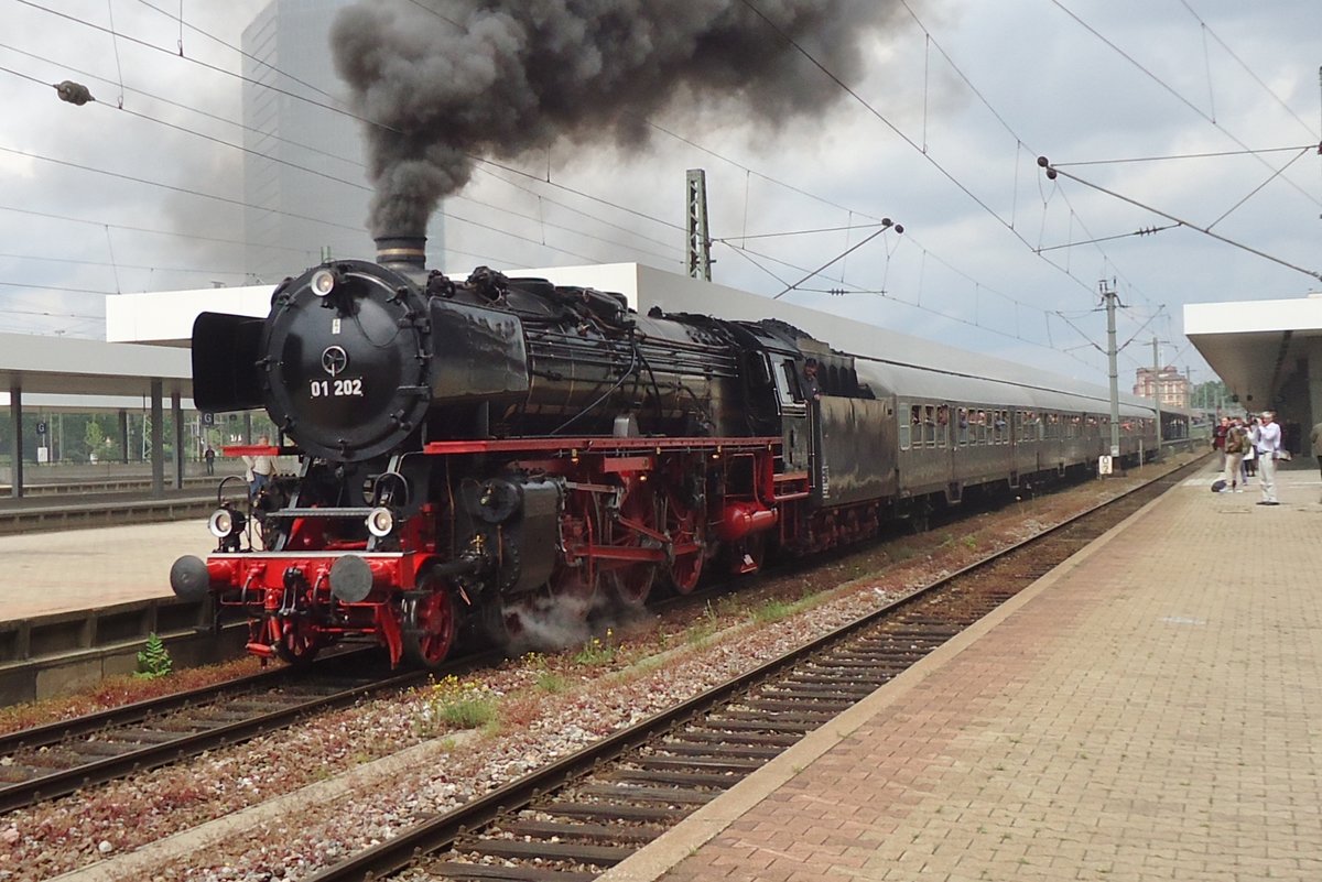 Am 30 Mai 2014 verlässt 01 202 mit ein Dampfzug Mannheim Hbf. 