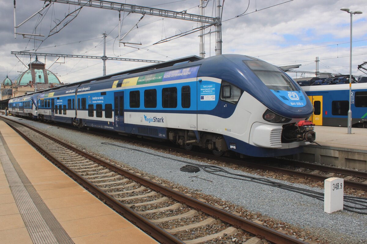 Am 30 Mai 2025 verlasst CD 844 008 PLzen hl.n. mit ein Regionalbahn.