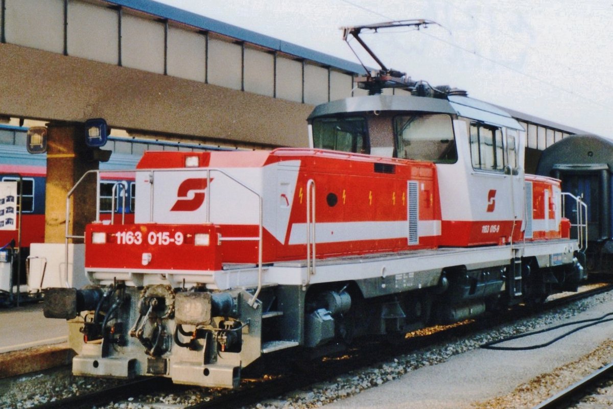 Am 31 Mai 2004 steht 1163 015 in Wien westbahnhof.