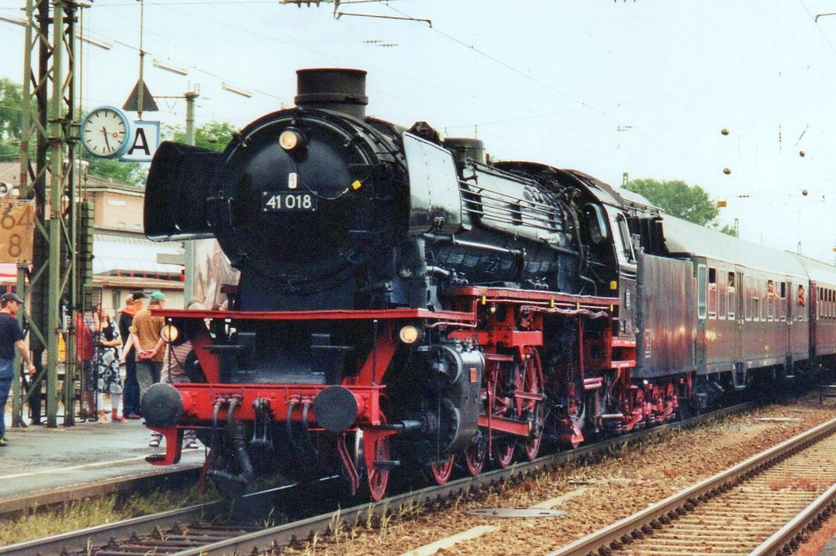 Am 31 Mai 2006 steht ein Sonderzug mit 41 018 in Rosenheim. 