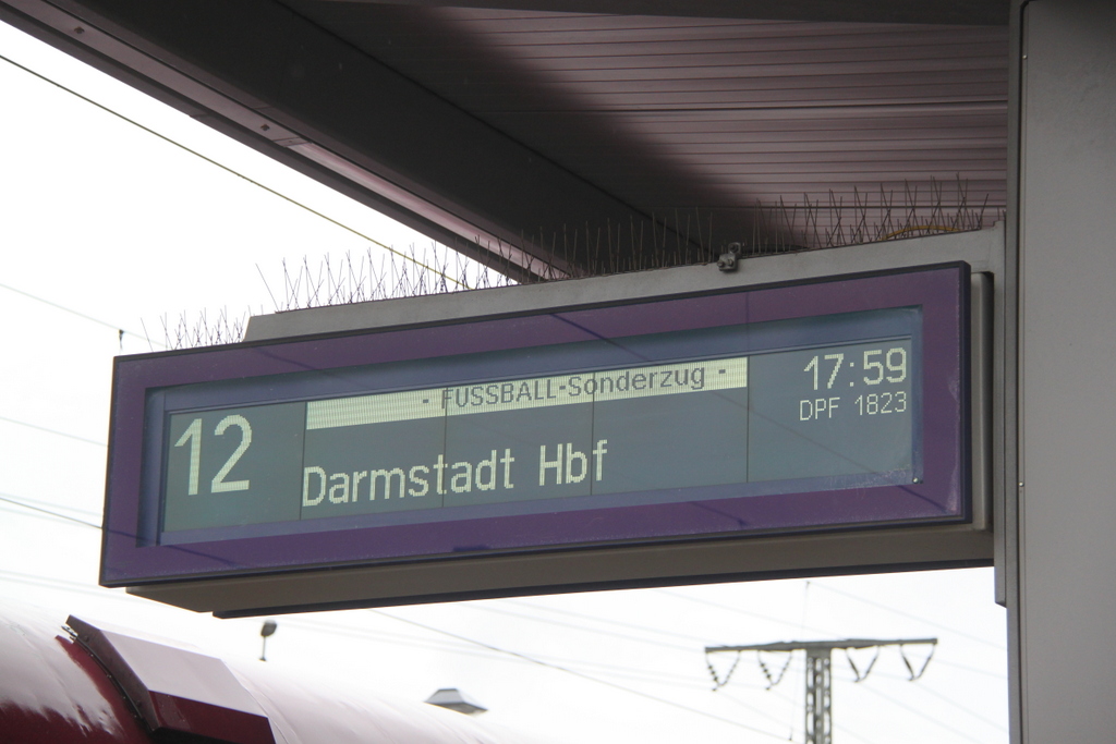 am 31.08.2014 war im Bahnhof Mnchen Ost der Fuball-Sonderzug 1823 nach Darmstadt Hbf angeschlagen Abfahrt war erst gegen 17:59