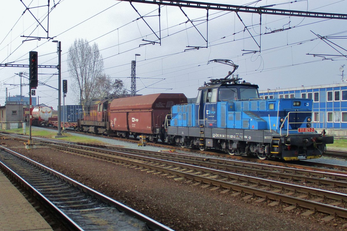 Am 5 April 2017 rangiert 111 021 in Praha-Liben. 