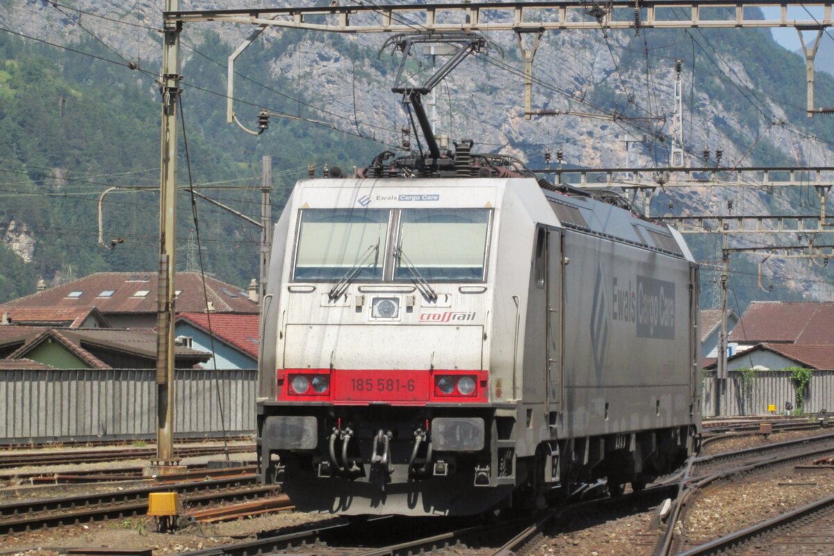 Am 5 Juni 2016 lauft Crossrail/Ewals 185 581 um in Erstfeld. 