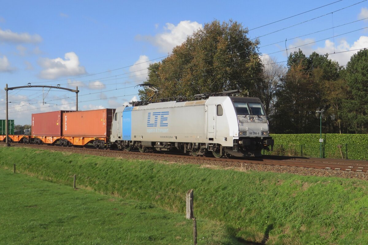 Am 5 November 2020 durchfahrt LTE 186 298 mit ein Containerzug Hulten.