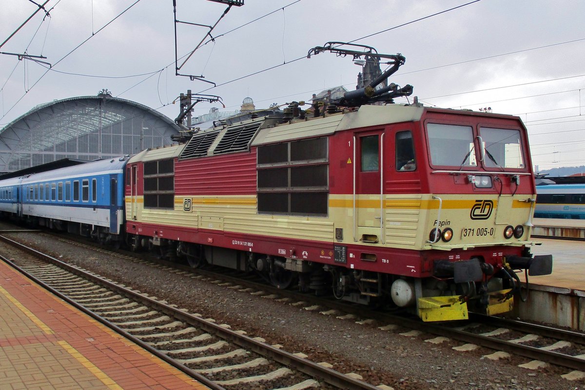 Am 6 April 2017 steht 371 005 in Praha hl.n.