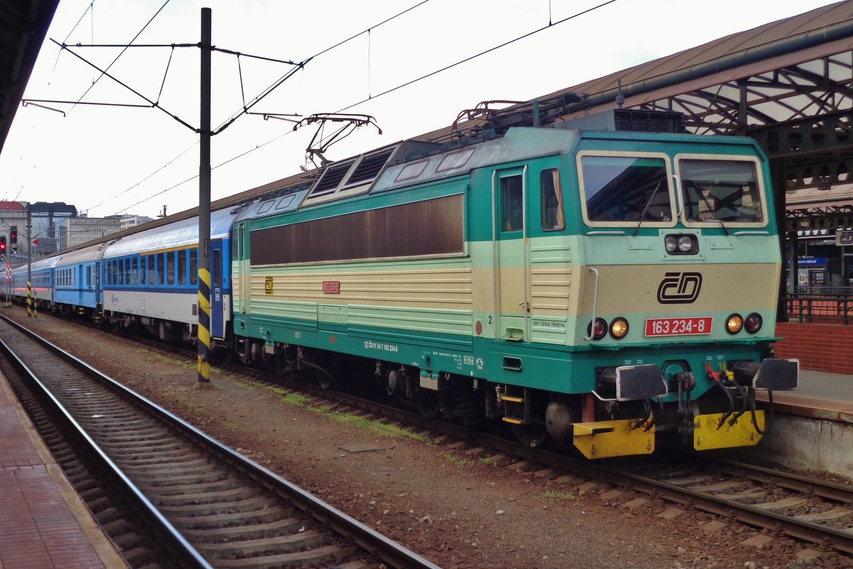 Am 6 April 2017 steht 163 234 in Praha hl.n. und tragt dabei noch immer deren Probefarben.