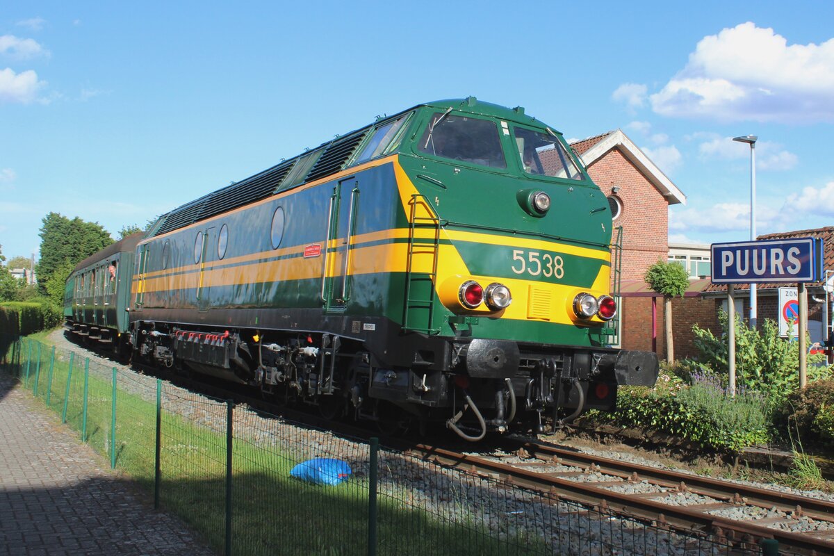 Am 6 Juli 2024 schleppt CFV3V 5538 ein Sonderzug aus Puurs nach Baasrode Noord während das  Scheldeland in Stoom  Wochenende der Stoomtrein Dendermonde-Puurs. Das Bild wurde vom offenbarer Platz gemacht.