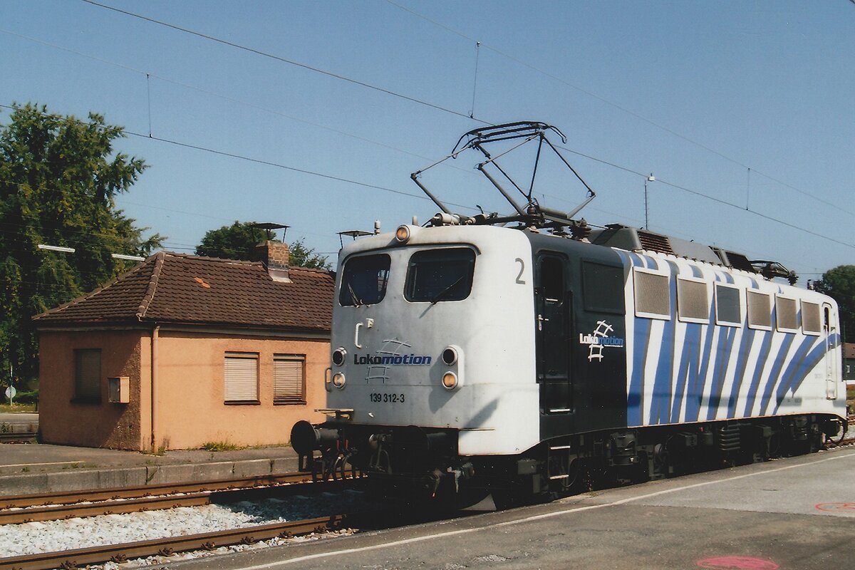 Am 6 Juni 2008 setzt Lokomotion 139 312 sich vor ein Sonderzug in Rosenheim.