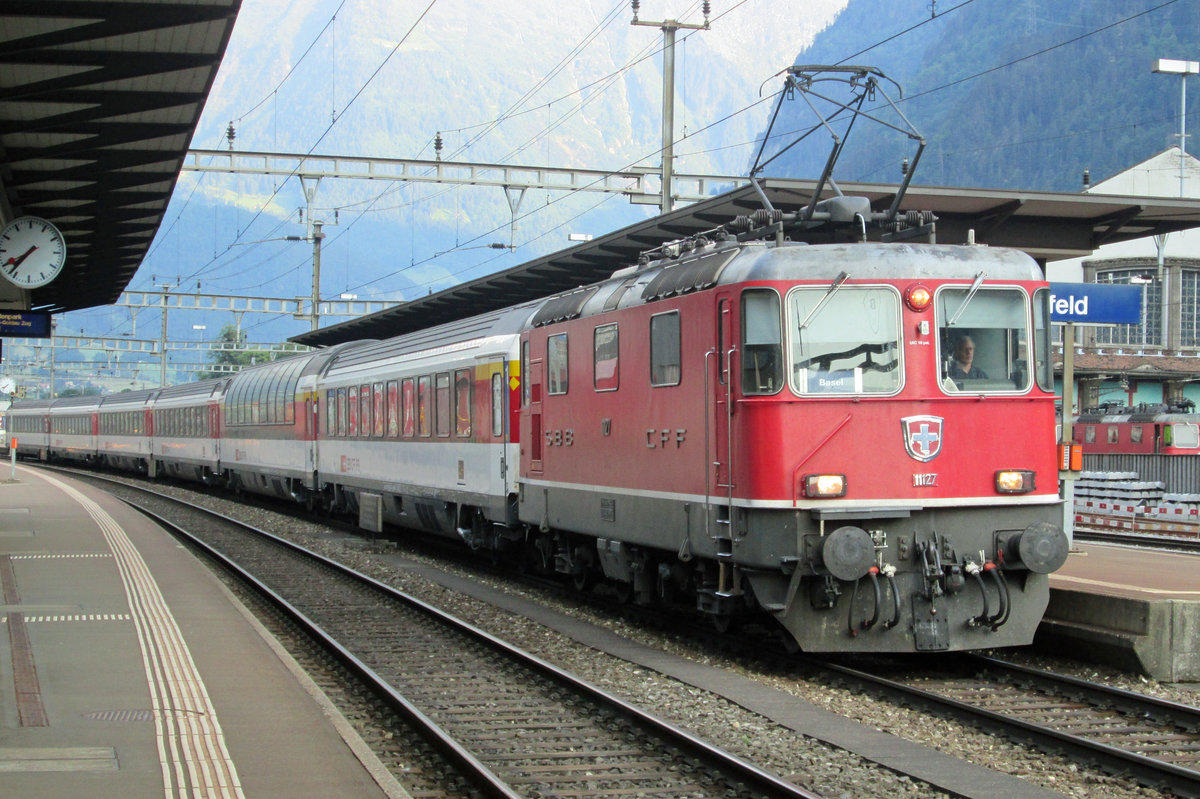 Am 6 Juni 2015 verlässt 11127 mit ein Interregio aus Locarno Erstfeld.