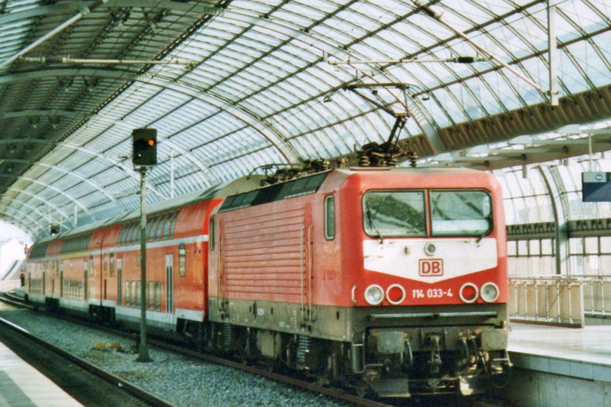 Am 6 November 1999 steht 114 033 in Berlin-Spandau.