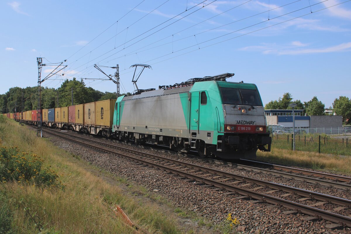 Am 7 Augustus 2015 treft Medway 186 219 mit der MSC Neuss Containerzug in Venlo ein und wird vom hinter den Bahnübergang bei Vierpaardjes fotografiert.