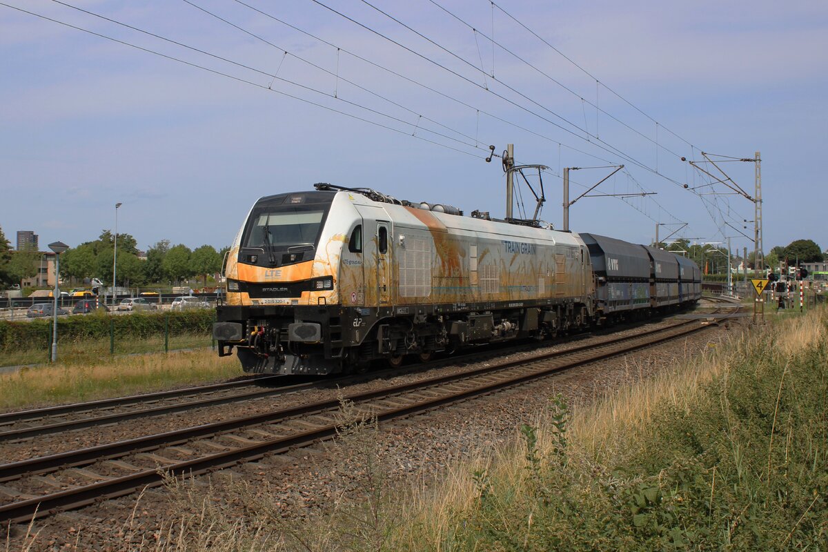 Am 7 Auguustus 2025 zieht LTE 2019 320 'TRAINGRAIN' der NIAG-Kohlezug durch Venlo-Vierpaardjes.