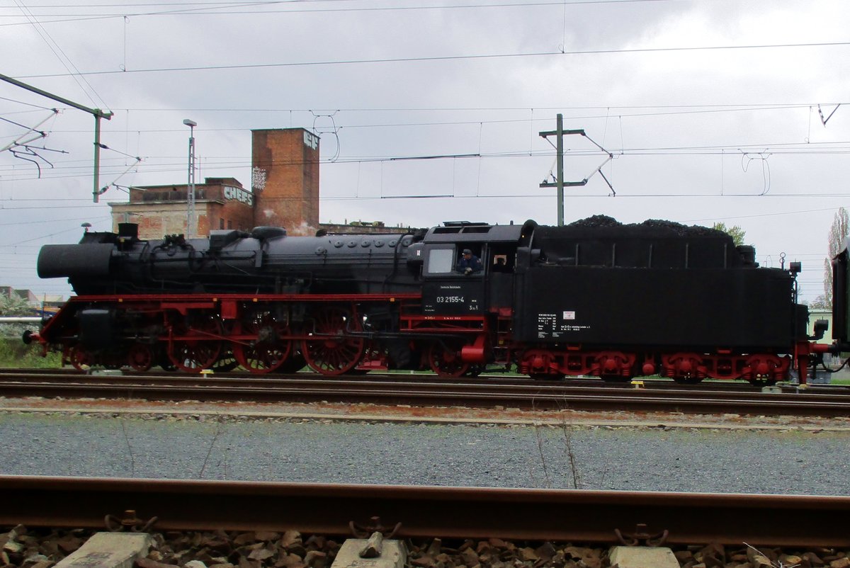 Am 8 April 2017 verschiebt 03 2155 ein Sonderzug in Dresden-Altstadt.