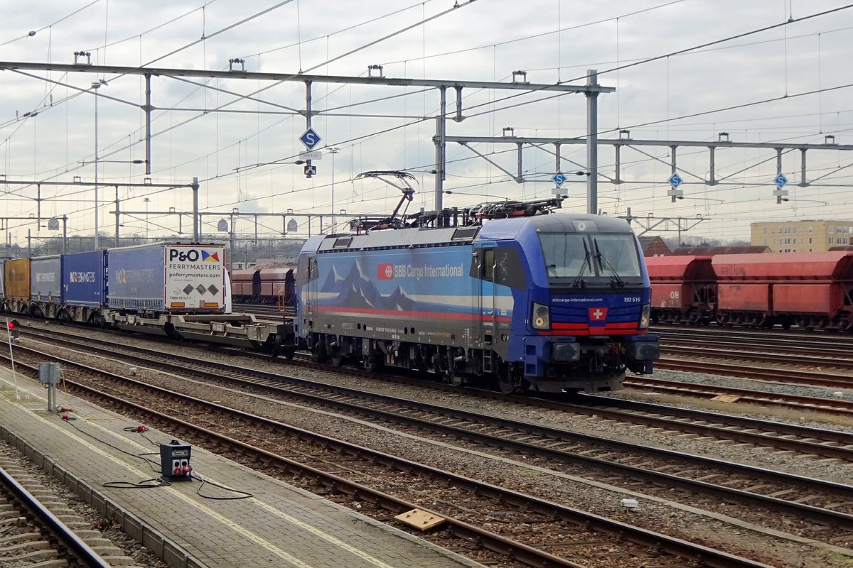 Am 8 April 2018 ist SBBCI 193 516 mit der P&O Ferrymasters KLV in Venlo eingefahren.