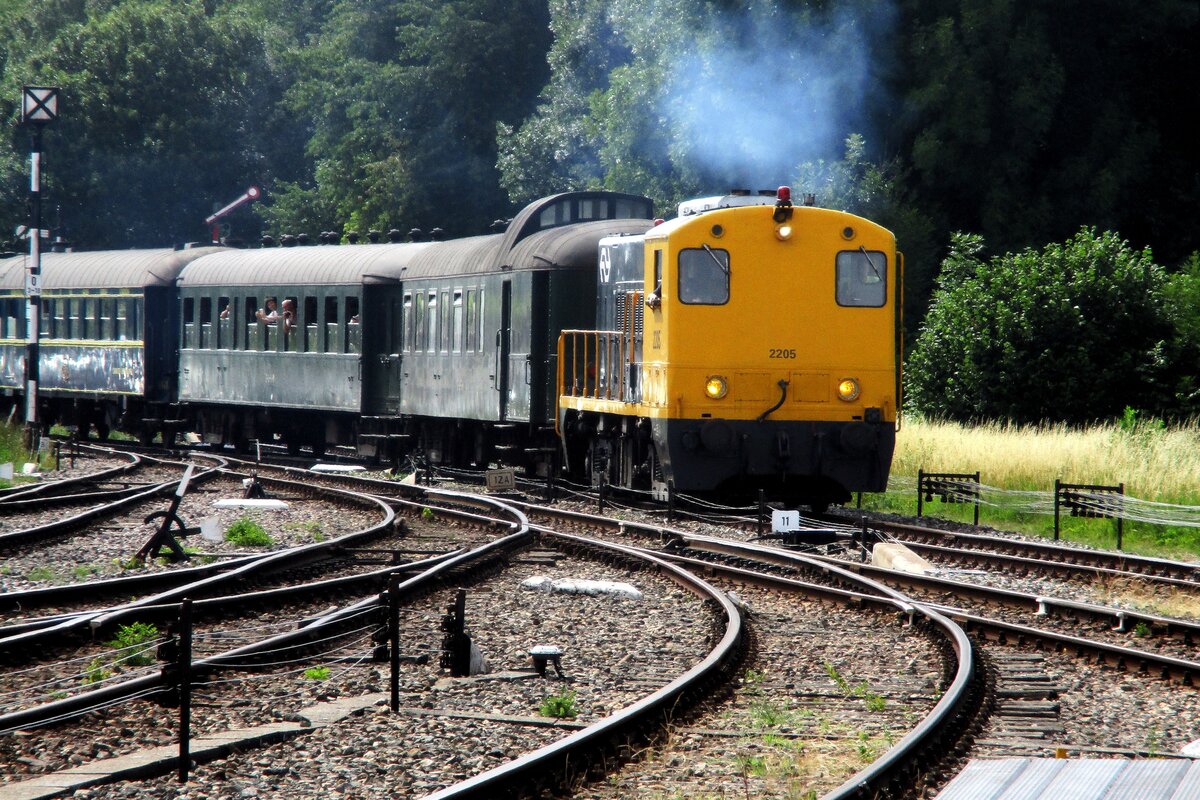 Am 8 Juli 2017 zieht SHM 2205 ein Sonderzug aus Simpelveld aus nach Kerkrade.