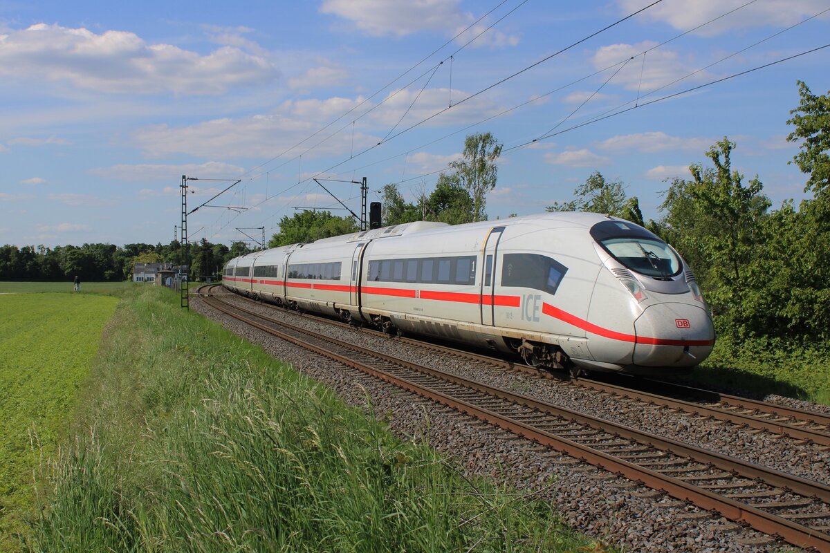 Am 8 Mai 2025 passiert der umgeleiteter ICE 408 013/8013 der Fotograf bei Kaarst.