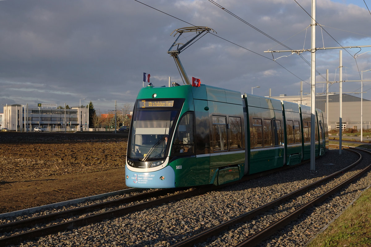 Am 9. Dezember 2017 konnten die Verkehrsbetriebe Zrich sowie die Basler Verkehrsbetriebe anlsslich von grossen Tramfesten Streckenausbauten einweihen, die ab dem kommenden Fahrplanwechsel vom 10. Dezember 2017 planmssig befahren werden.
BVB Tramlinie 3
Basel - Bahnhof Saint-Louis GUT VERBUNDEN.
Die Tramlinie 3 endet heute auf der Basler Seite bei der Haltestelle Burgfelderhof.
Ab Fahrplanwechsel, 10. Dezember 2017, verkehrt die Linie 3 bis zum Bahnhof von Saint-Louis in Frankreich.
Impressionen vom 9. Dezember 2017.
Neuer Streckenabschnitt als berlandbahn in Frankreich.
Foto: Walter Ruetsch
