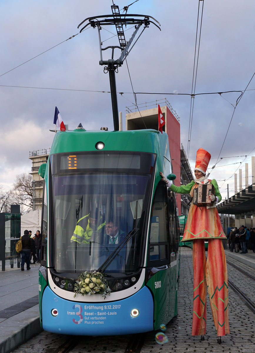 Am 9. Dezember 2017 konnten die Verkehrsbetriebe Zrich sowie die Basler Verkehrsbetriebe anlsslich von grossen Tramfesten Streckenausbauten einweihen, die ab dem kommenden Fahrplanwechsel vom 10. Dezember 2017 planmssig befahren werden.
BVB Tramlinie 3
Basel - Bahnhof Saint-Louis GUT VERBUNDEN.
Die Tramlinie 3 endet heute auf der Basler Seite bei der Haltestelle Burgfelderhof.
Ab Fahrplanwechsel, 10. Dezember 2017, verkehrt die Linie 3 bis zum Bahnhof von Saint-Louis in Frankreich.
Impressionen vom 9. Dezember 2017.
Neue Endhaltestelle neben dem SNCF-Bahnhof Saint-Louis. 
Foto: Walter Ruetsch
