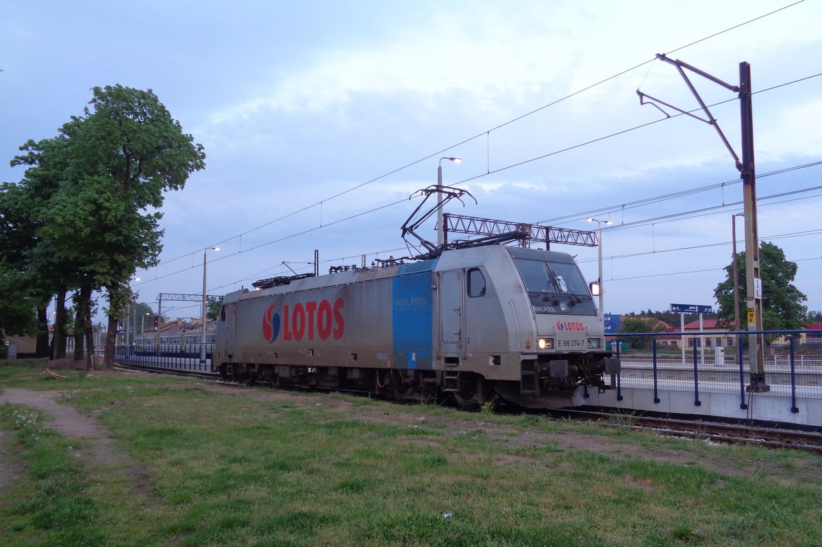 Am Abend von 2 Mai 2018 lauft LOTOS 186 274 für Ihren Fotograf gerne um in Rzepin. 