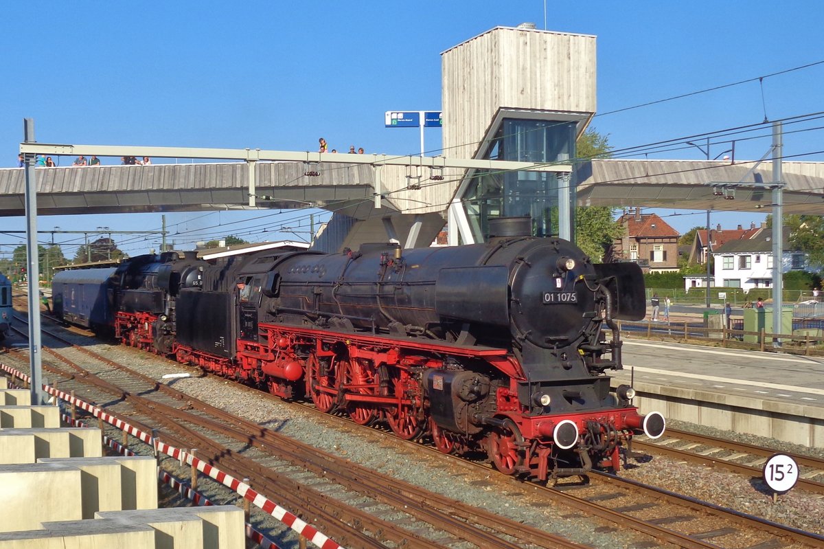 Am Abend von 2 September 2018 rangiert SSN 01 1075 in Dieren. 