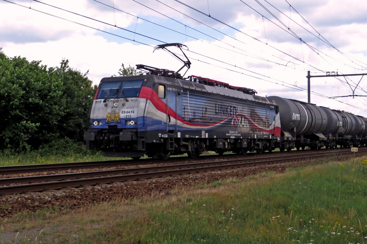 Am Abend von 21 Juni 2020 schleppt RFO 189 213 ein Kesselwagenzug durch Alverna nach Rotterdam.