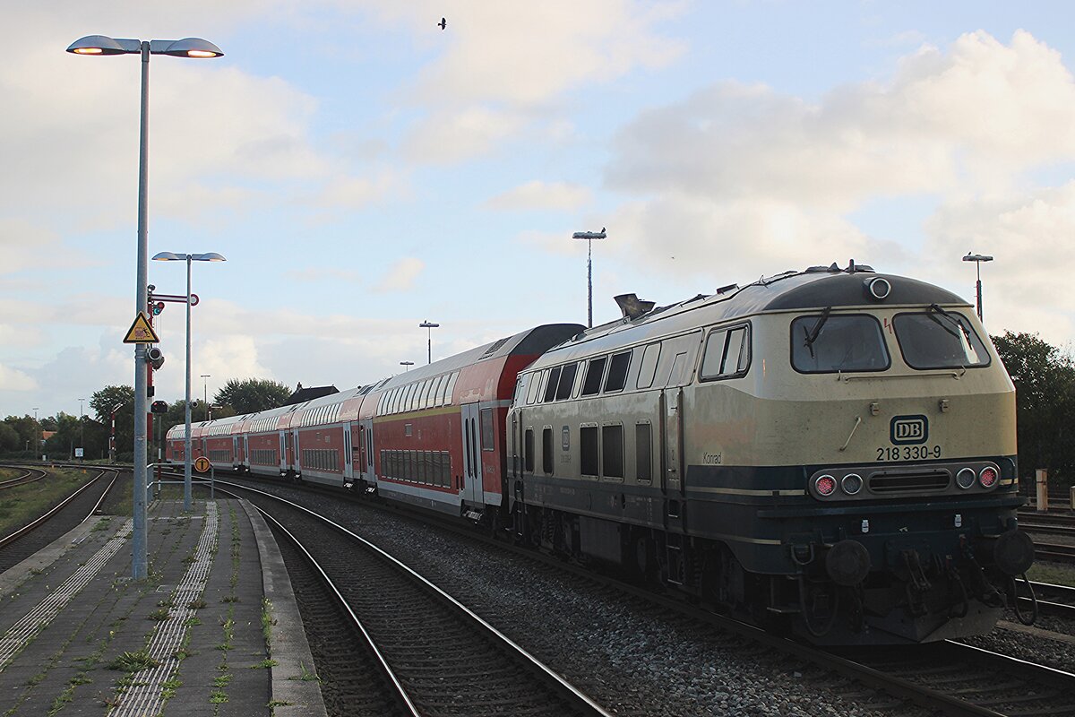 Am Abend von 21 September 2025 schiebt 218 330 ein RE nach Itzehoe aus Niebüll.