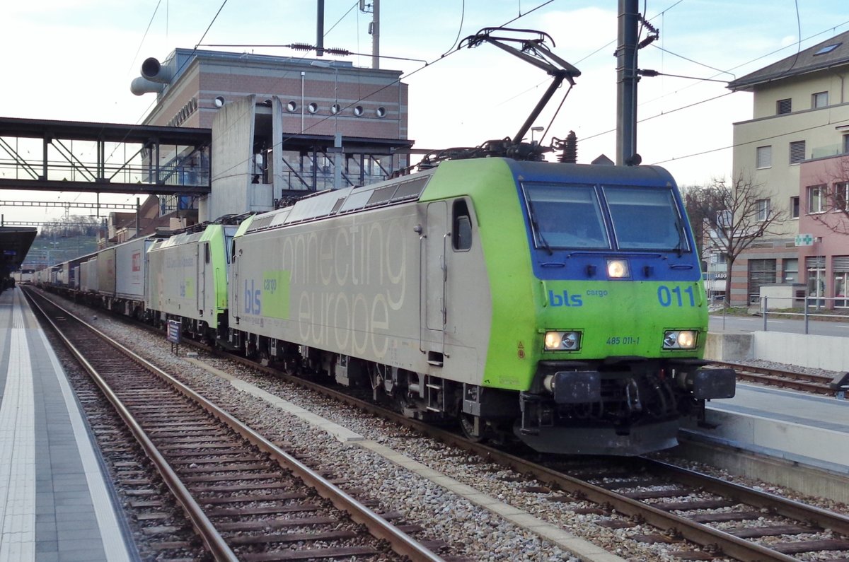 Am Abend von 23 März 2017 durchfahrt BLS 485 011 Spiez. 