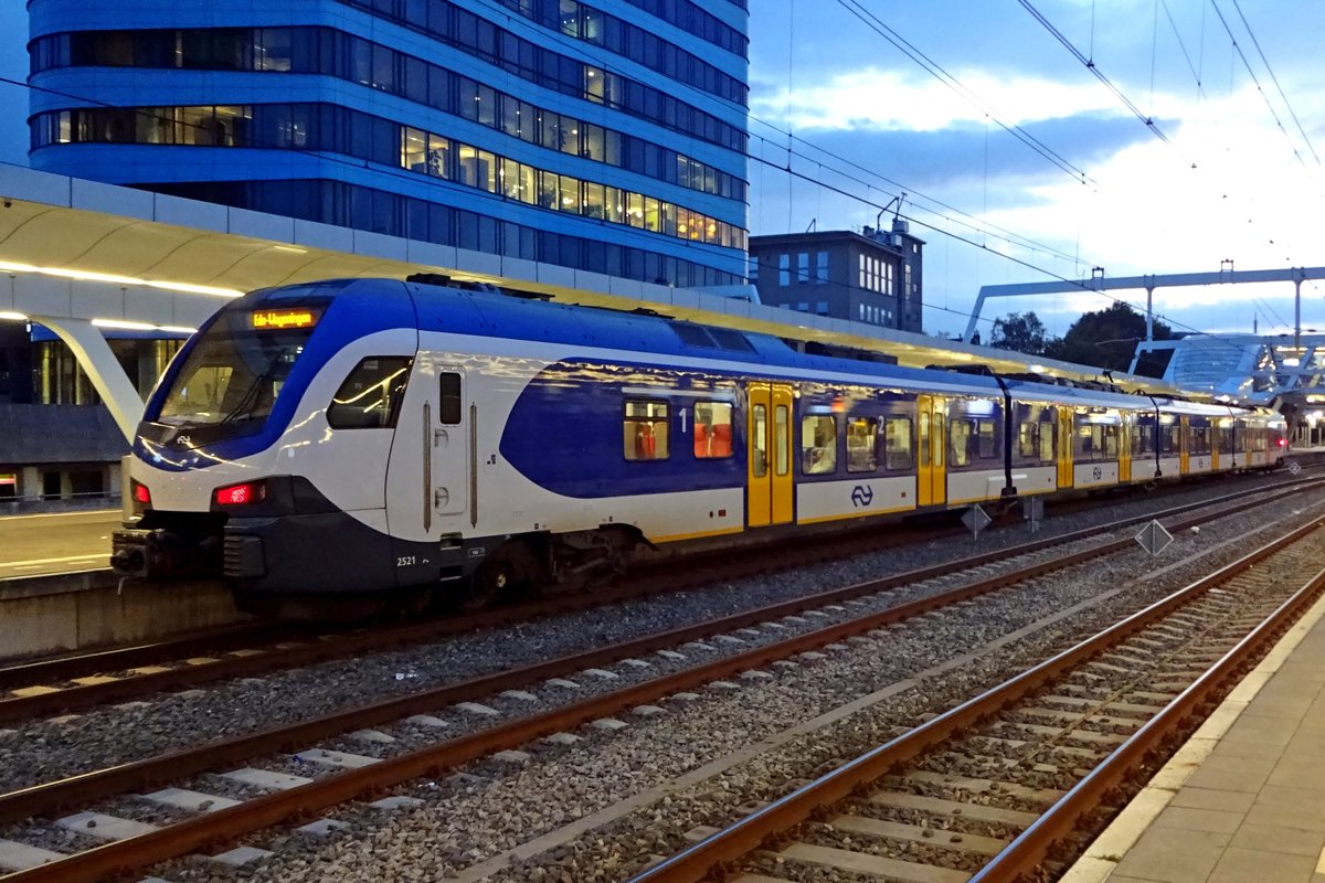 Am Abend von 23 September 2019 steht 2521 in Arnhem Centraal. 