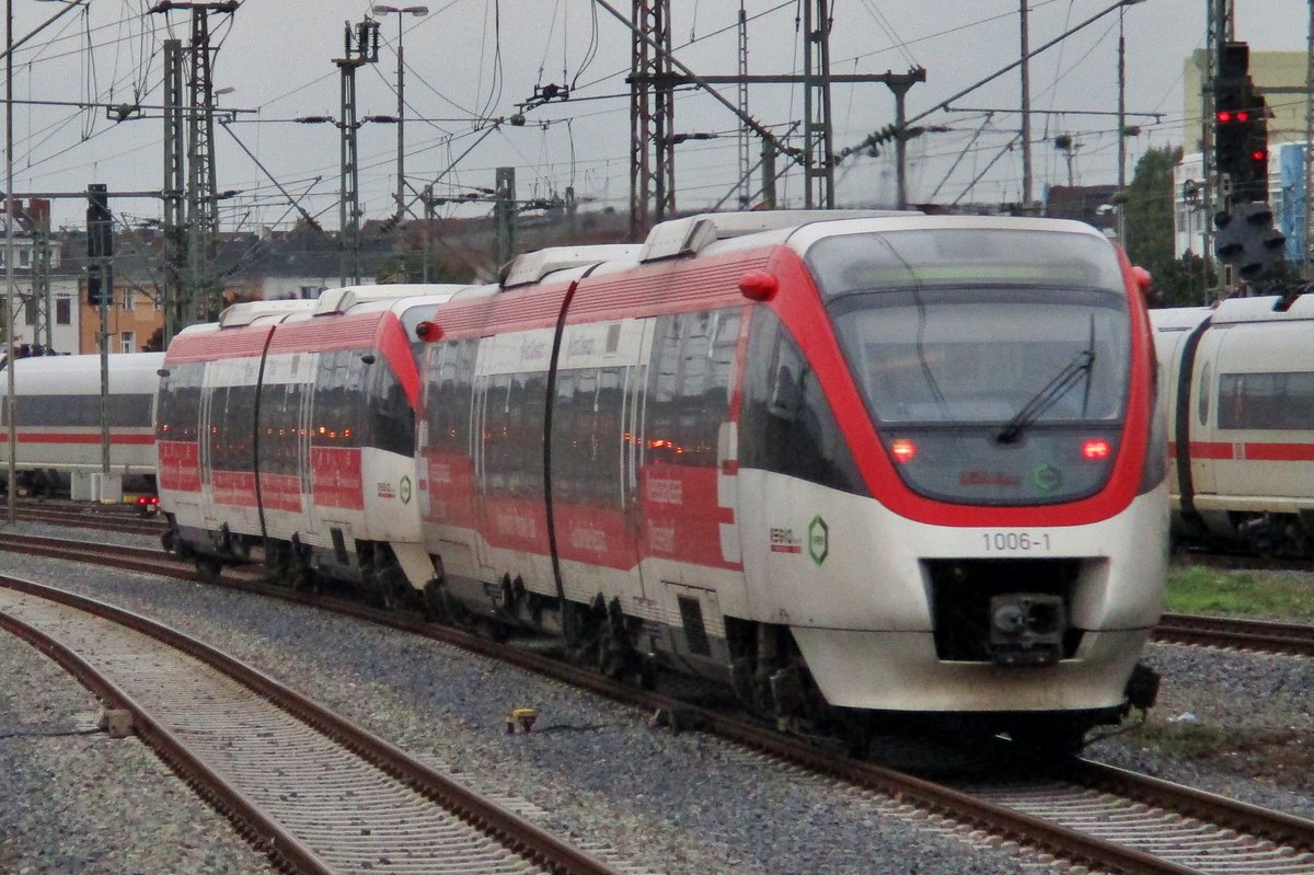 Am Abend von 4 Oktober 2017 verlässt 1006-1 Düsseldorf Hbf.