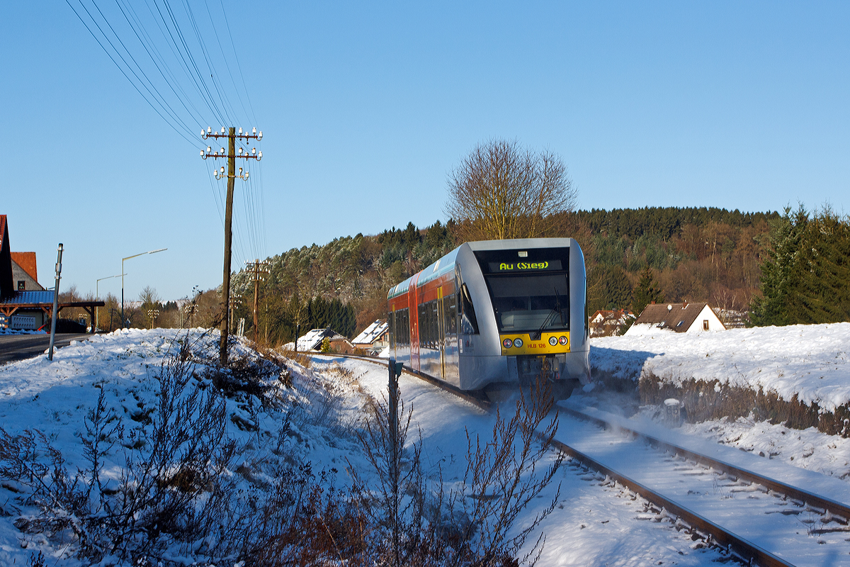 
Am Bü in Niedererbach konnte ich einen Nachschuß machen....
Der VT 126 ein Stadler GTW 2/6 der HLB (Hessische Landesbahn GmbH) am 28.12.2014 kurz vor dem Haltepunkt Obererbach (bei Altenkirchen/Westerwald). Der Triebzug fährt als RB 90 (ehemals RB 28)  Oberwesterwaldbahn  die Verbindung Limburg(Lahn) - Westerburg - Hachenburg - Altenkirchen - Au (Sieg).