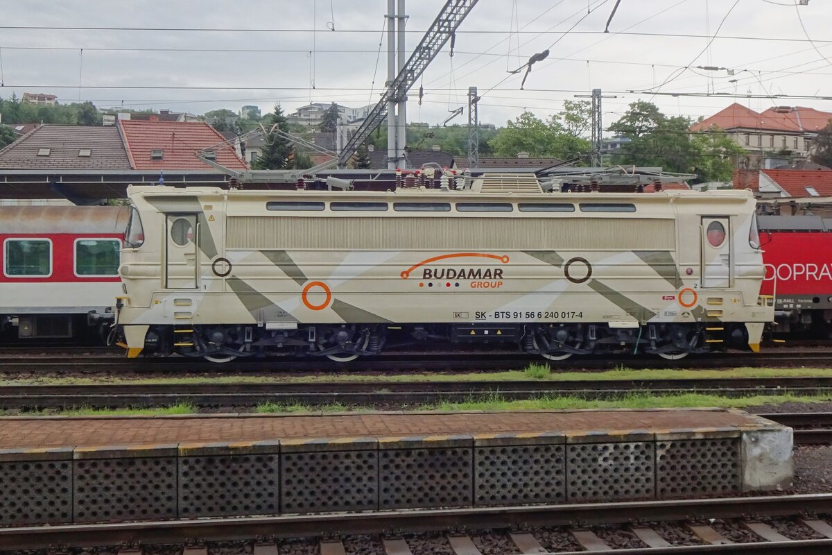 Am feuchtem 26.Augustus 2021 durchfahrt Budamar 240 017 Bratislava hl.st.